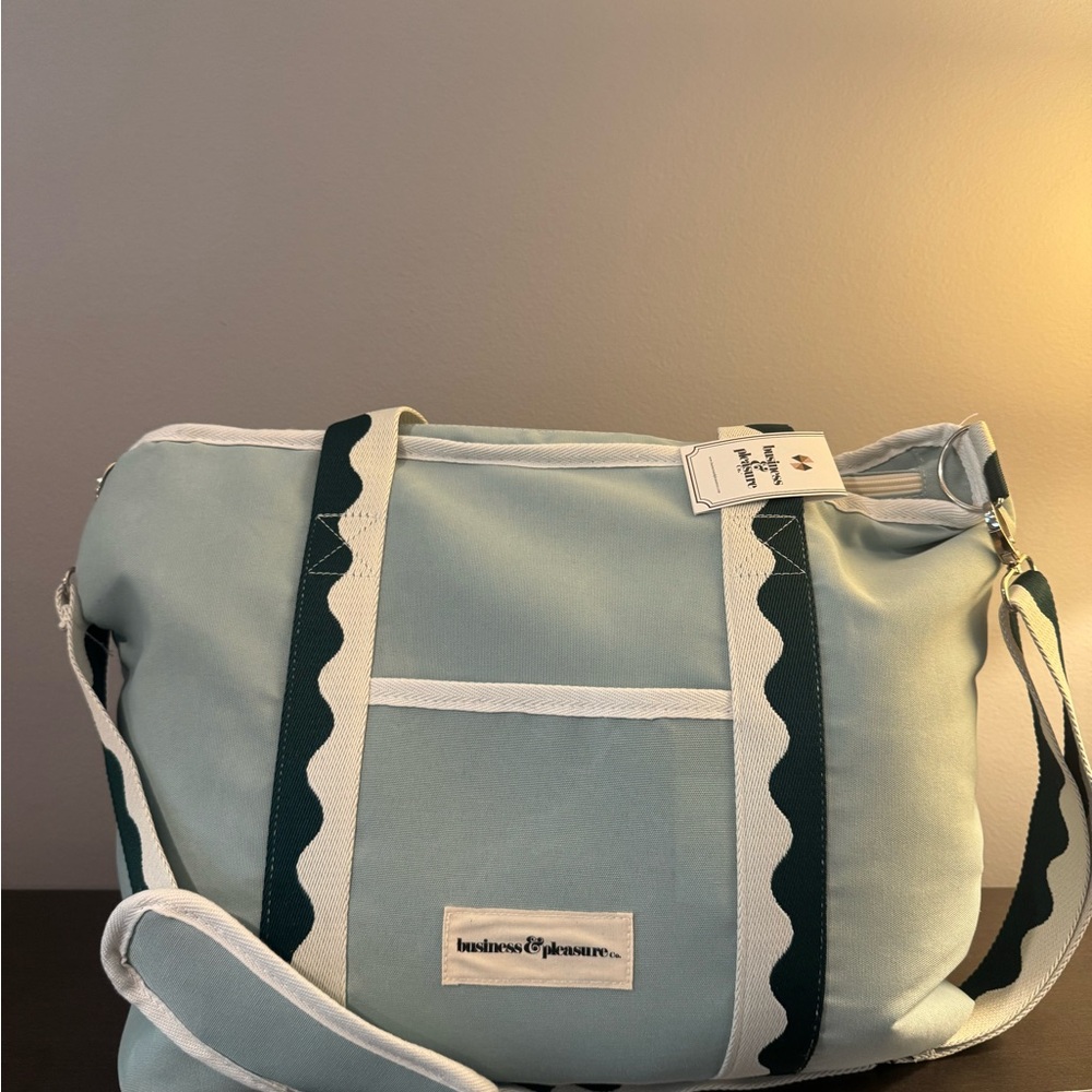 Business & Pleasure Holiday Cooler Zip Tote Bag Green 16” x 6” x 13” NWT
